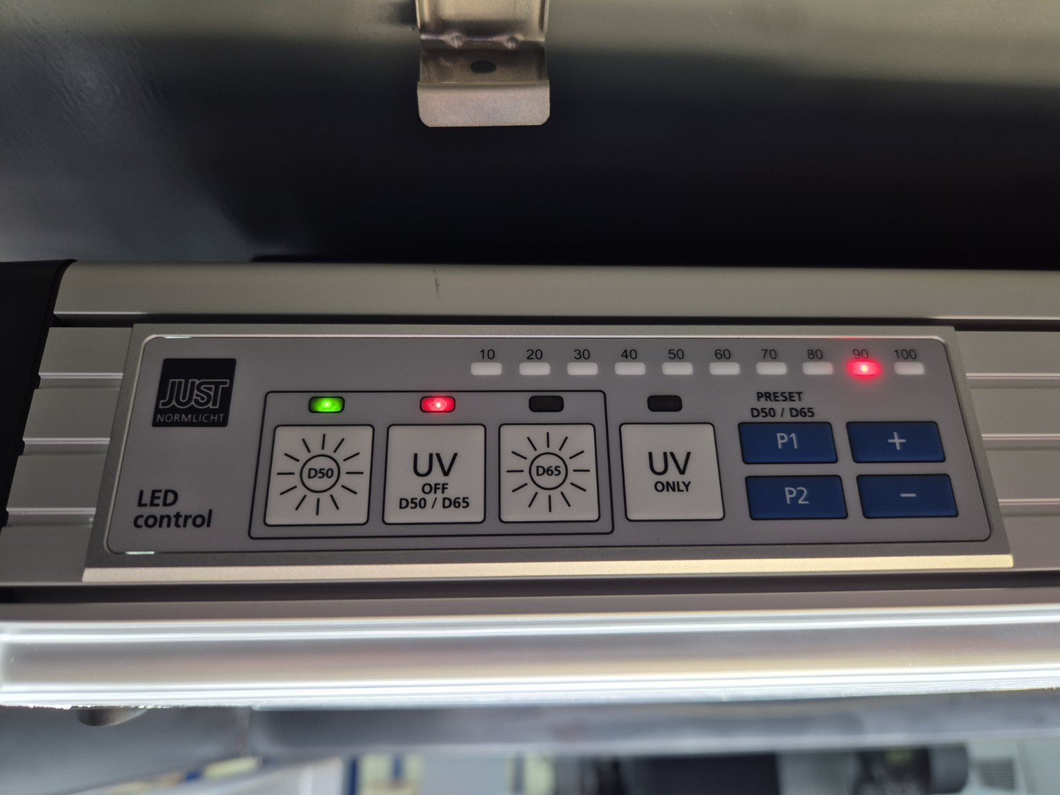 Panel de control de una cabina de luz JUST Normlicht con opciones D50, D65 y UV