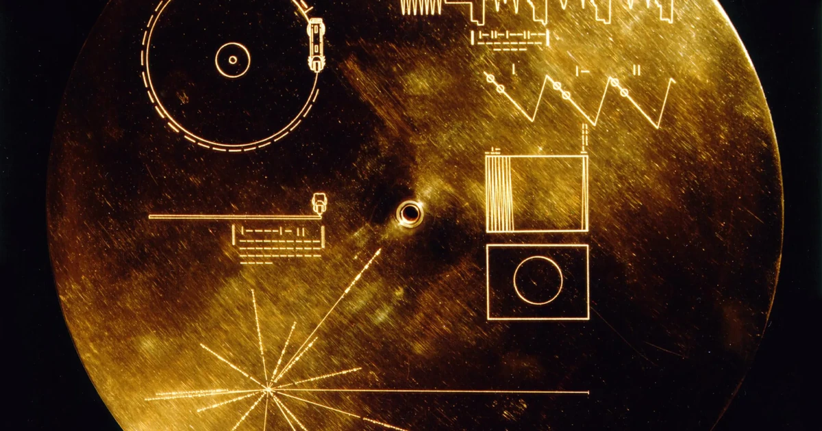 Cubierta dorada del Disco de Oro de las sondas Voyager, grabada con instrucciones para reproducir sus imágenes y sonidos.