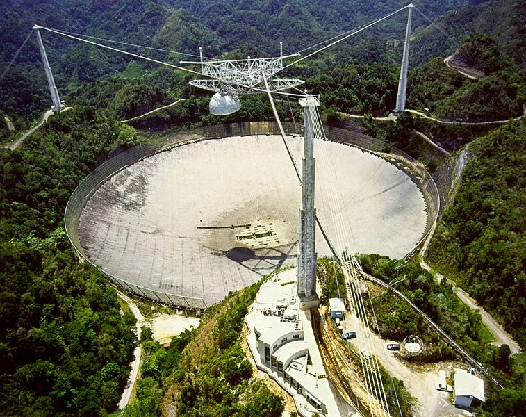 Vista aérea del radiotelescopio de Arecibo, desde el que se transmitió en 1974 un mensaje binario hacia el espacio.