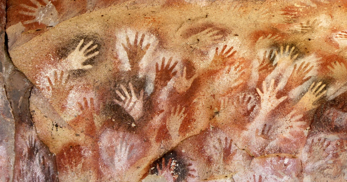Panel de manos estarcidas sobre roca en Cueva de las Manos, ejemplo de comunicación gráfica prehistórica.