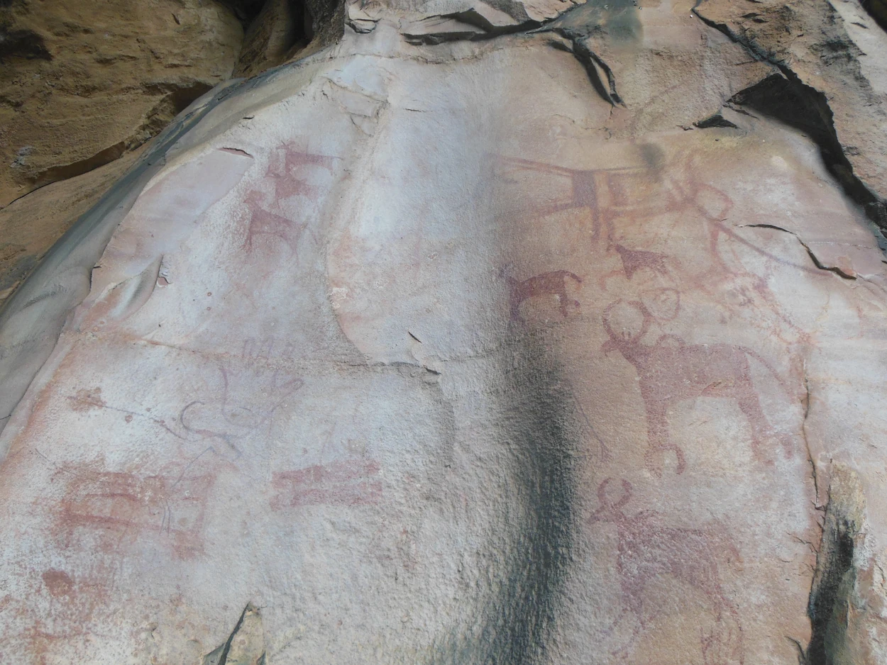 Pinturas rupestres con figuras animales y humanas en un abrigo rocoso de Bhimbetka.