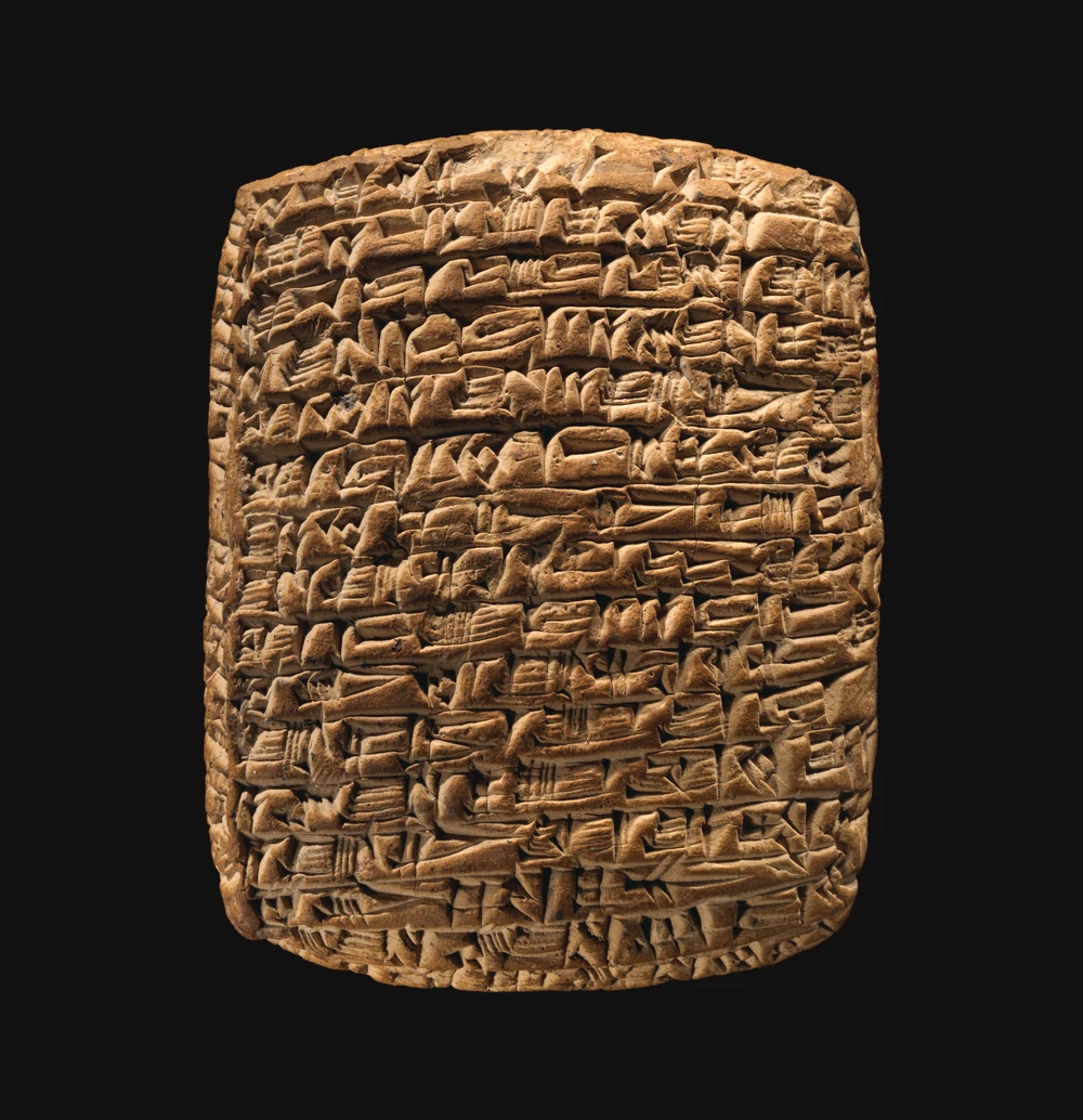 Tablilla de arcilla cubierta de escritura cuneiforme, conservada por The Metropolitan Museum of Art.