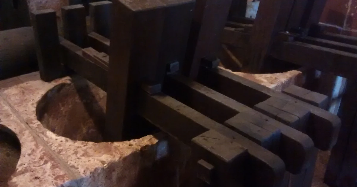 Mazos de un molino papelero histórico utilizados para desfibrar la materia prima.