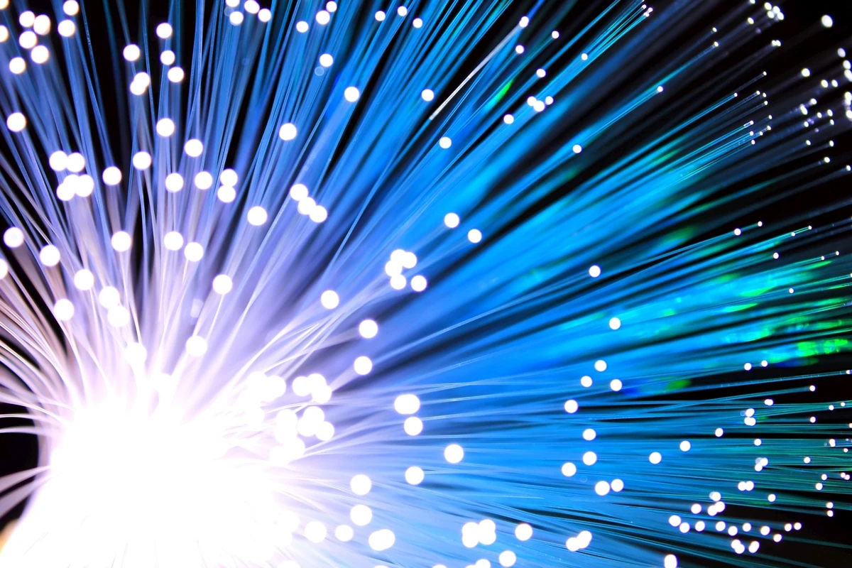 Haz de fibras ópticas iluminadas, representación material de la transmisión de datos mediante luz.
