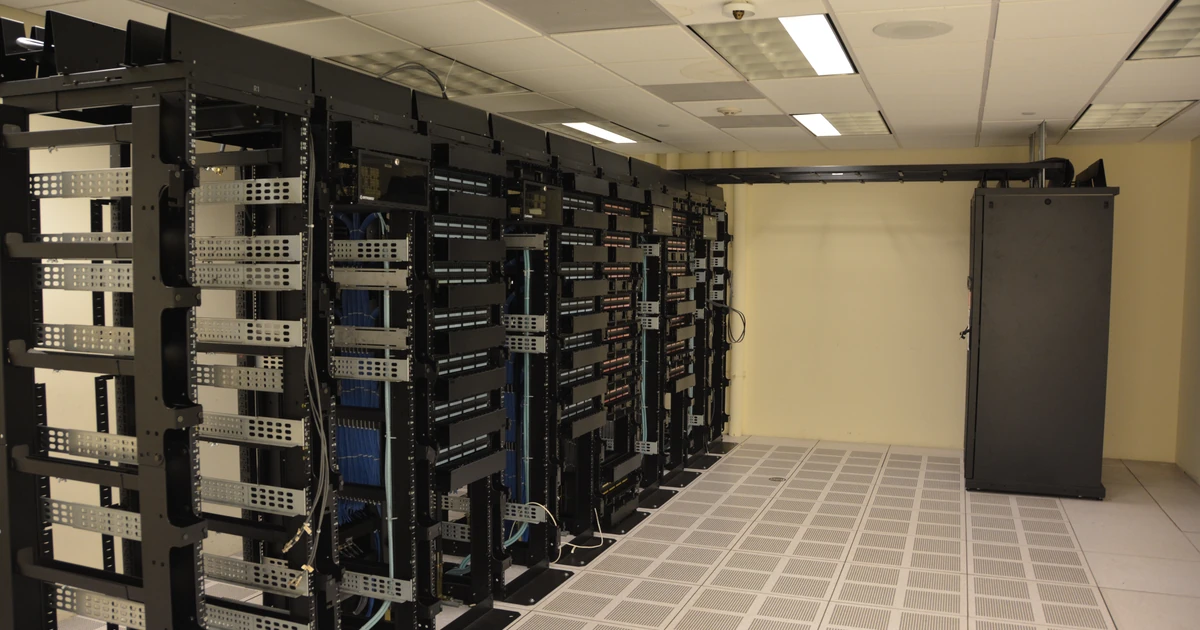Filas de racks y servidores en un centro de datos, infraestructura física de los contenidos digitales.