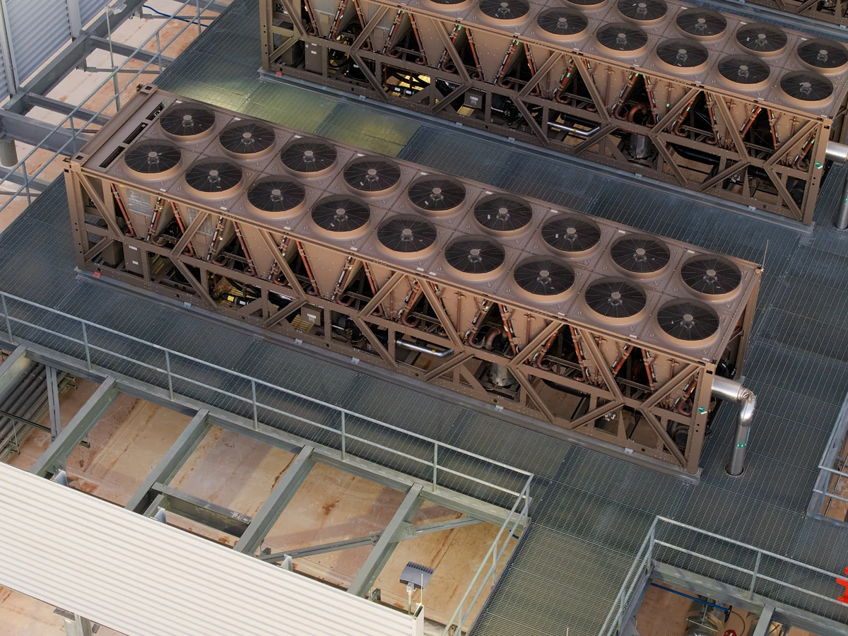 Conjunto de torres y ventiladores de refrigeración instalado en un centro de datos.