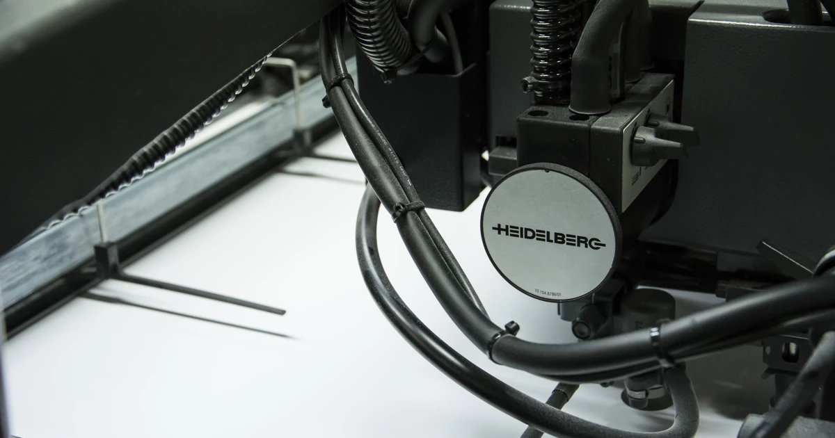 Máquina de impresión moderna Heidelberg trabajando sobre papel en una instalación gráfica.