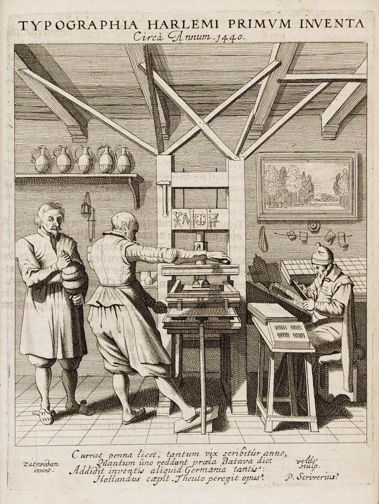 Taller de impresión tradicional con prensa manual, cajistas y operarios, representado en un grabado de 1628.