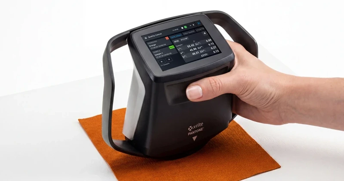 X-Rite Spectura realizando una medición de color sobre una muestra naranja