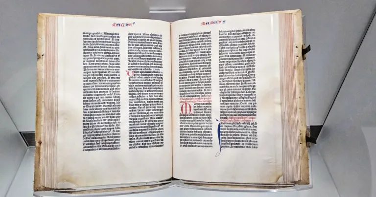Biblia de Gutenberg expuesta en la Library of Congress Ejemplar de la Biblia de Gutenberg abierto y expuesto en la Library of Congress de Estados Unidos.