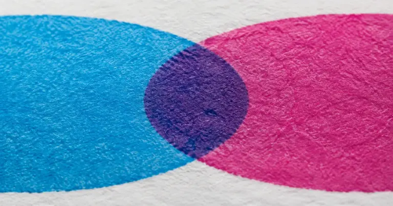 Trapping en impresión offset Representación conceptual de tinta cian y magenta superpuestas sobre papel